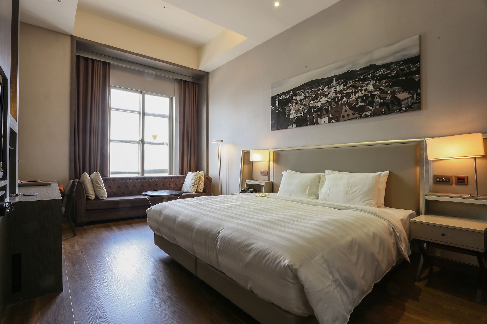 DELUXE, KING BED
