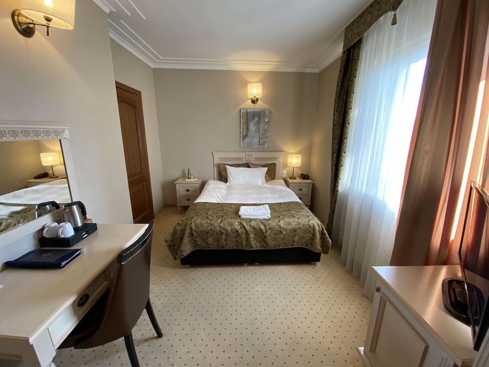 Hotel Rubinstein 4/50