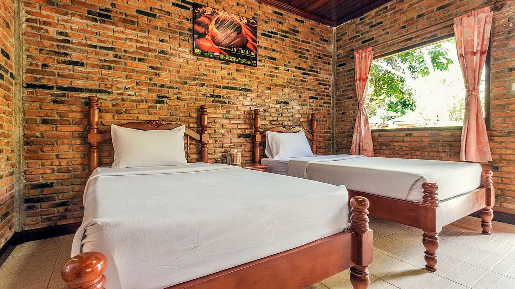 BUNGALOW, TWIN BEDS