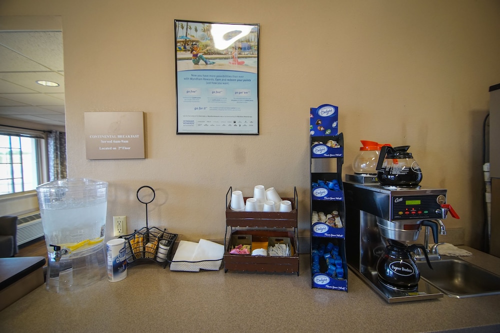 Travelodge by Wyndham Colorado Springs Airport/Peterson AFB 30/44
