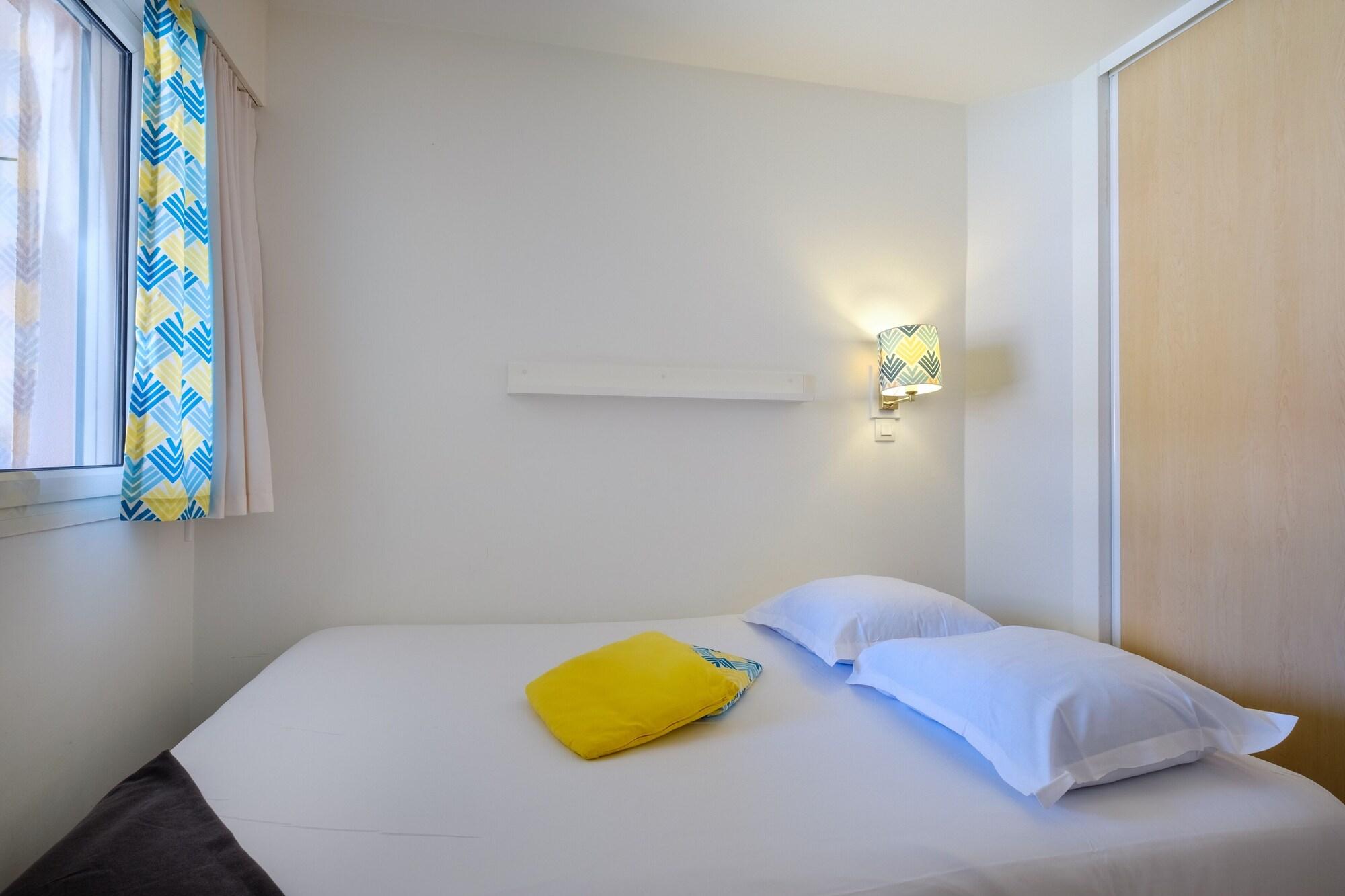 شقة بشرفة بغرفة نوم واحدة