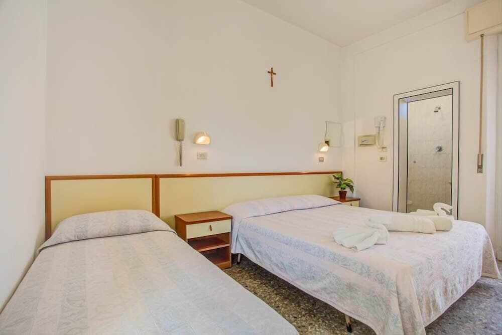 ROOM, SINGLE