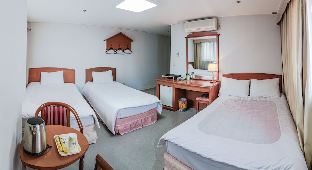 ROOM, TRIPLE