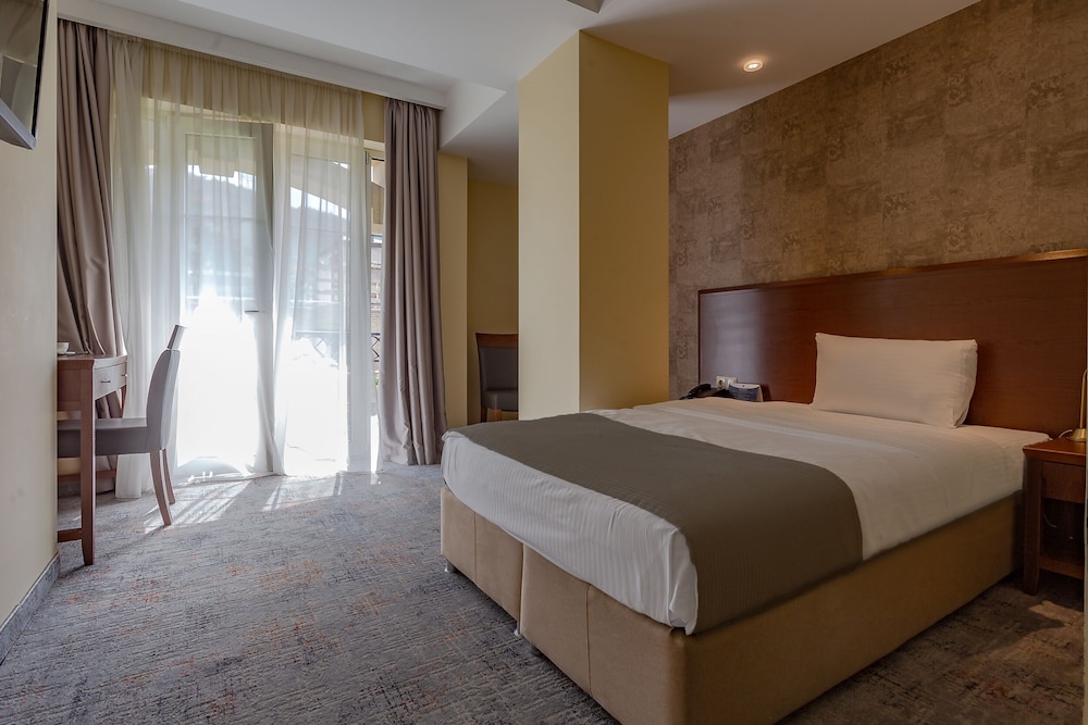 A5 Hotel 8/42