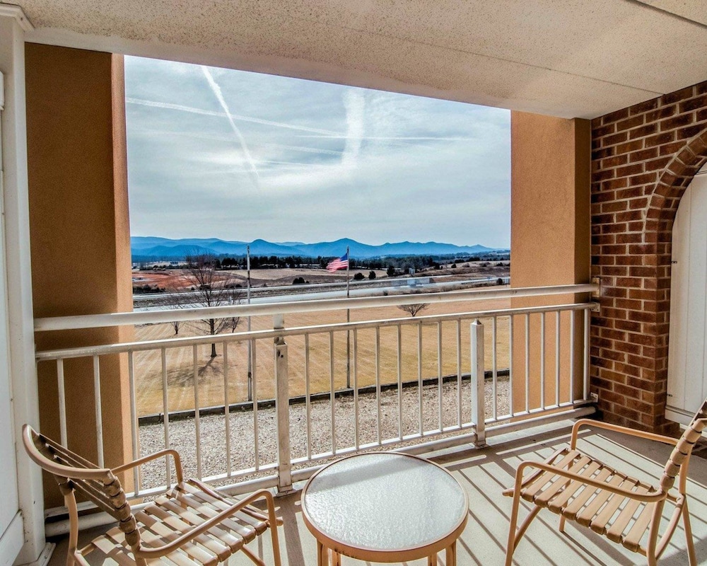 Comfort Inn & Suites Raphine VA 8/34