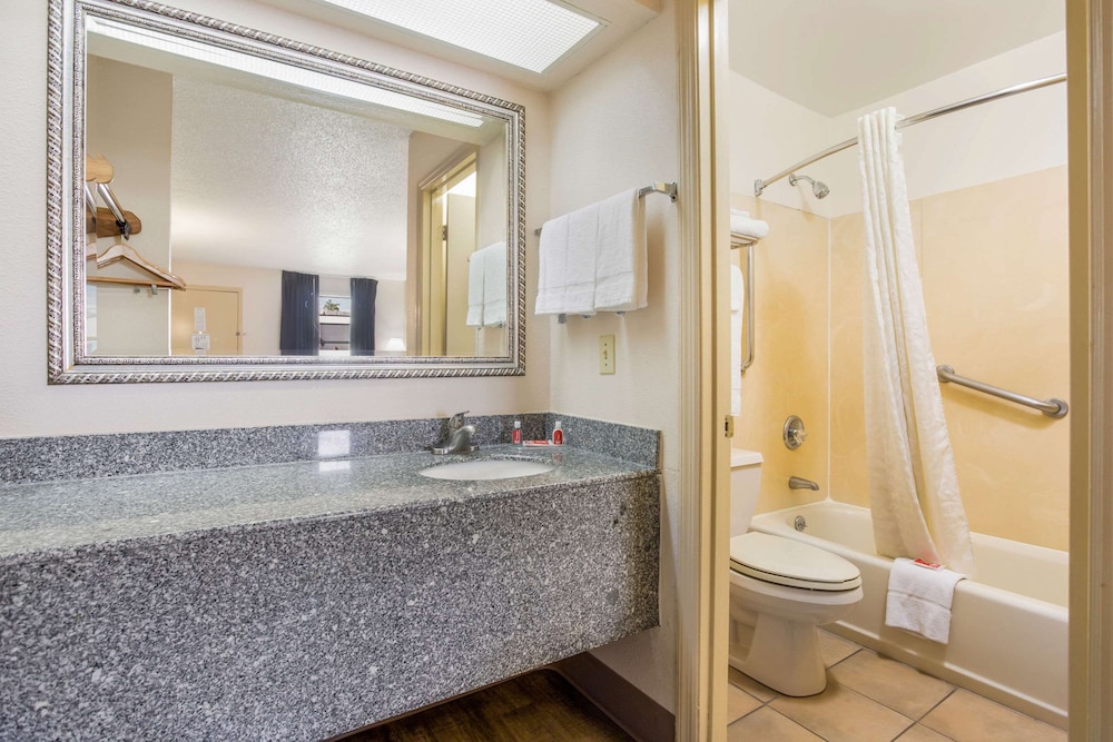 Econo Lodge Lebanon 19/34