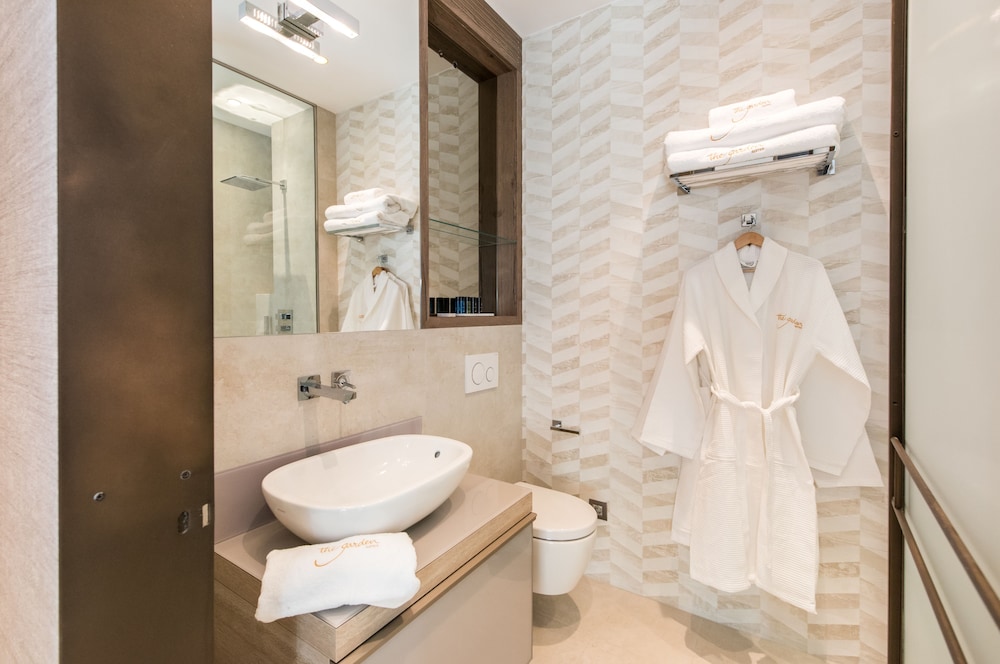 The Garden Suites 38/42