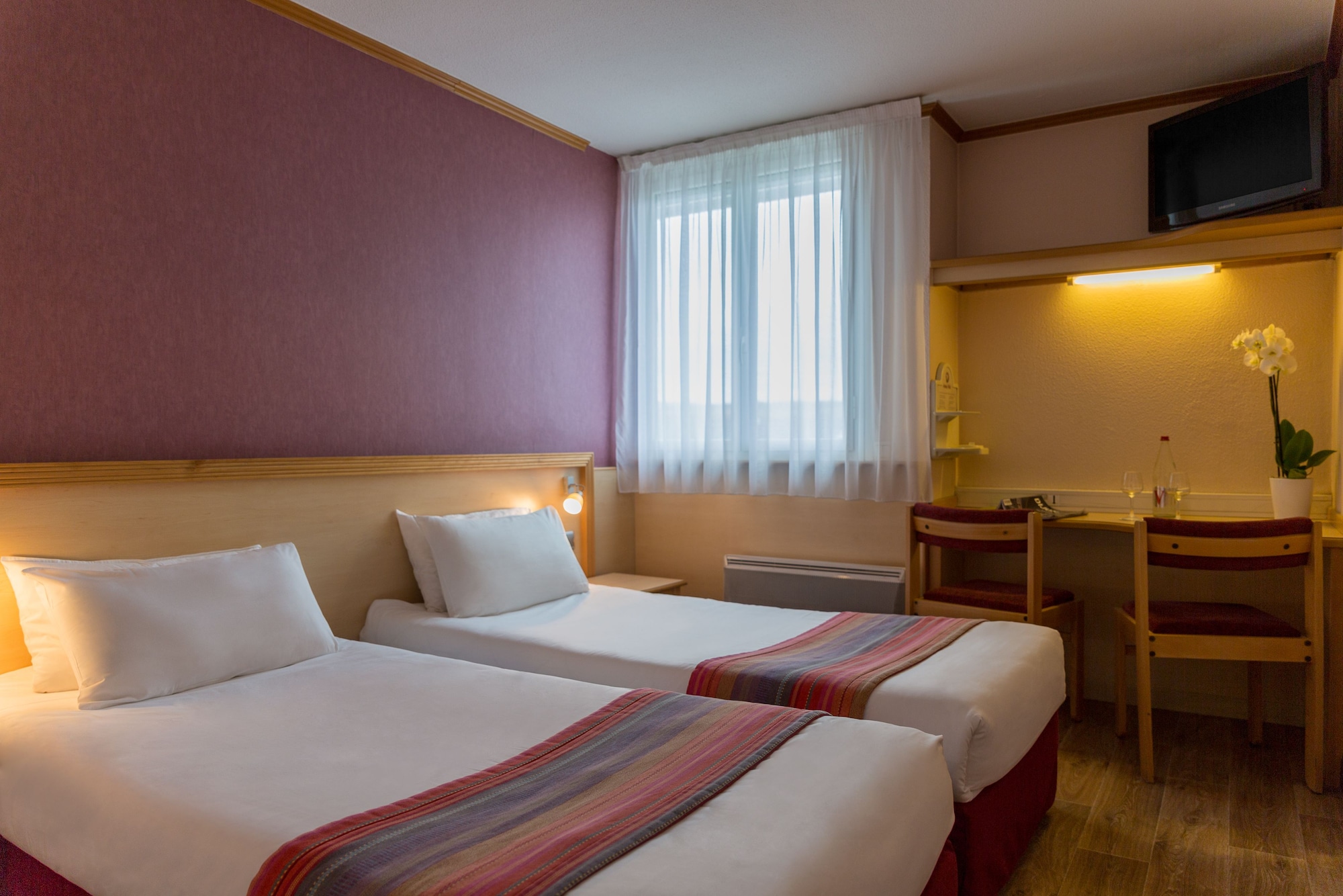 غرفة قياسية بسريرين منفصلين