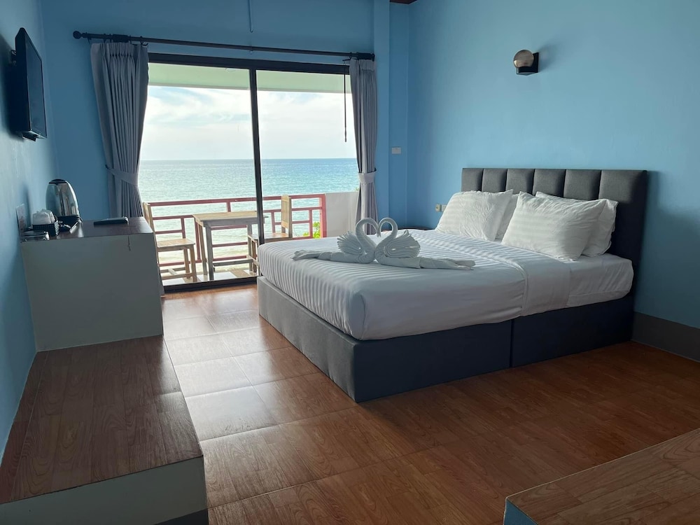 ROOM, BEACH FRONT