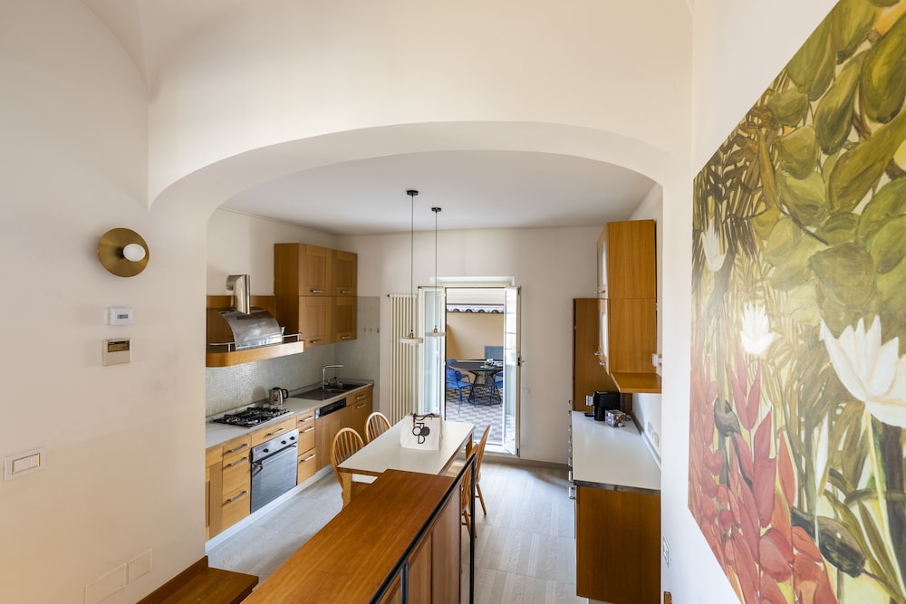 Rome Accommodation Condotti with terrace 20/50