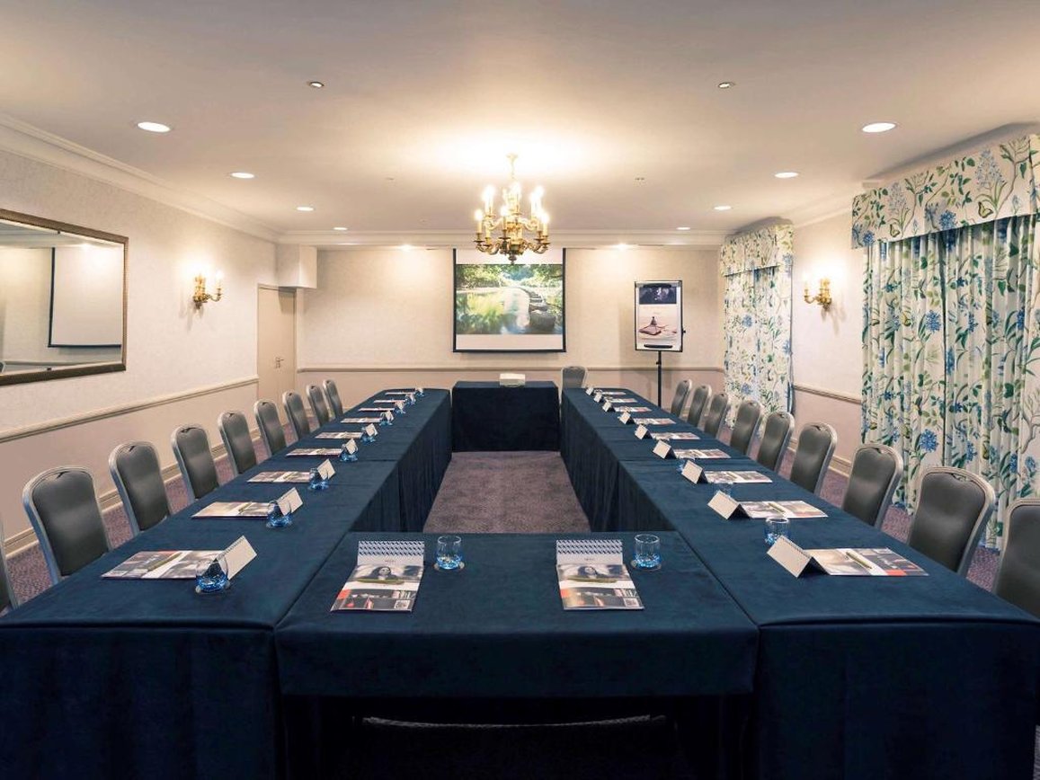 Sunday Box Hill Burford Bridge Hotel 48/57