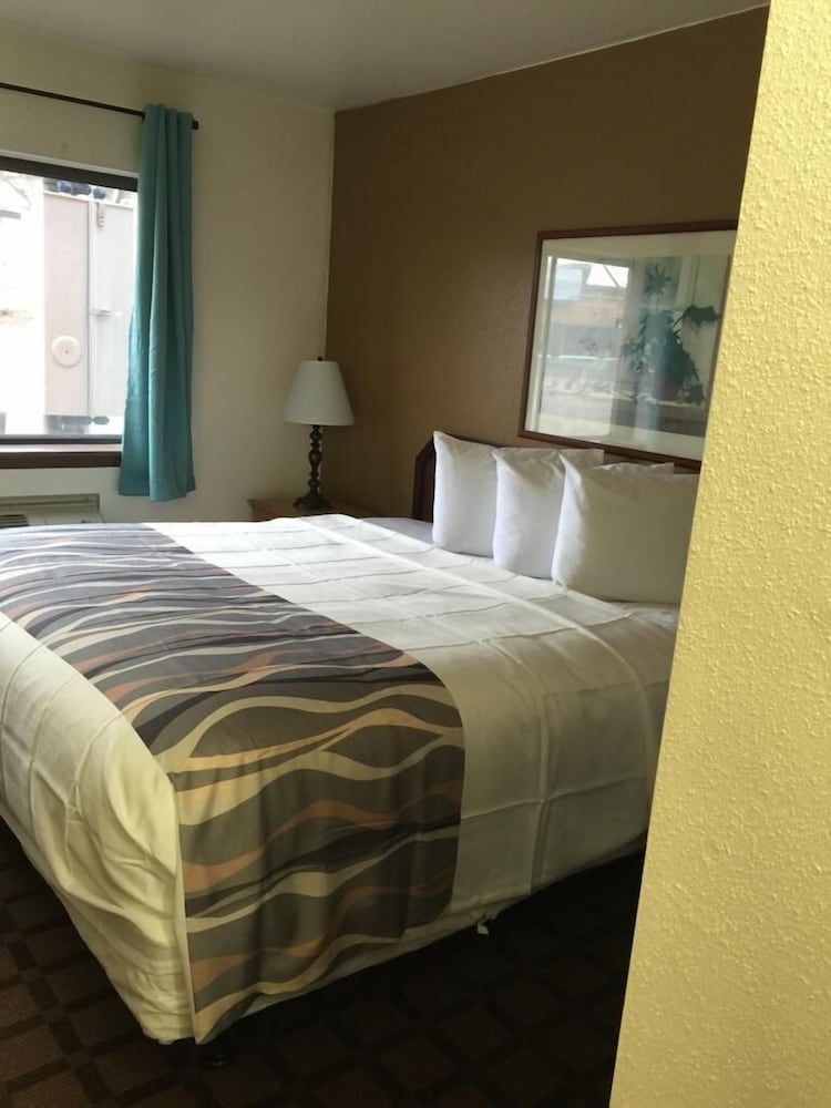 McGoverns Hotel and Suites 9/45