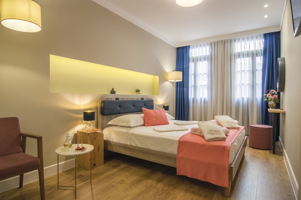DELUXE, QUEEN BED