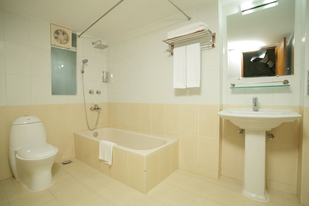 Richmond Hotel And Suites 9/37