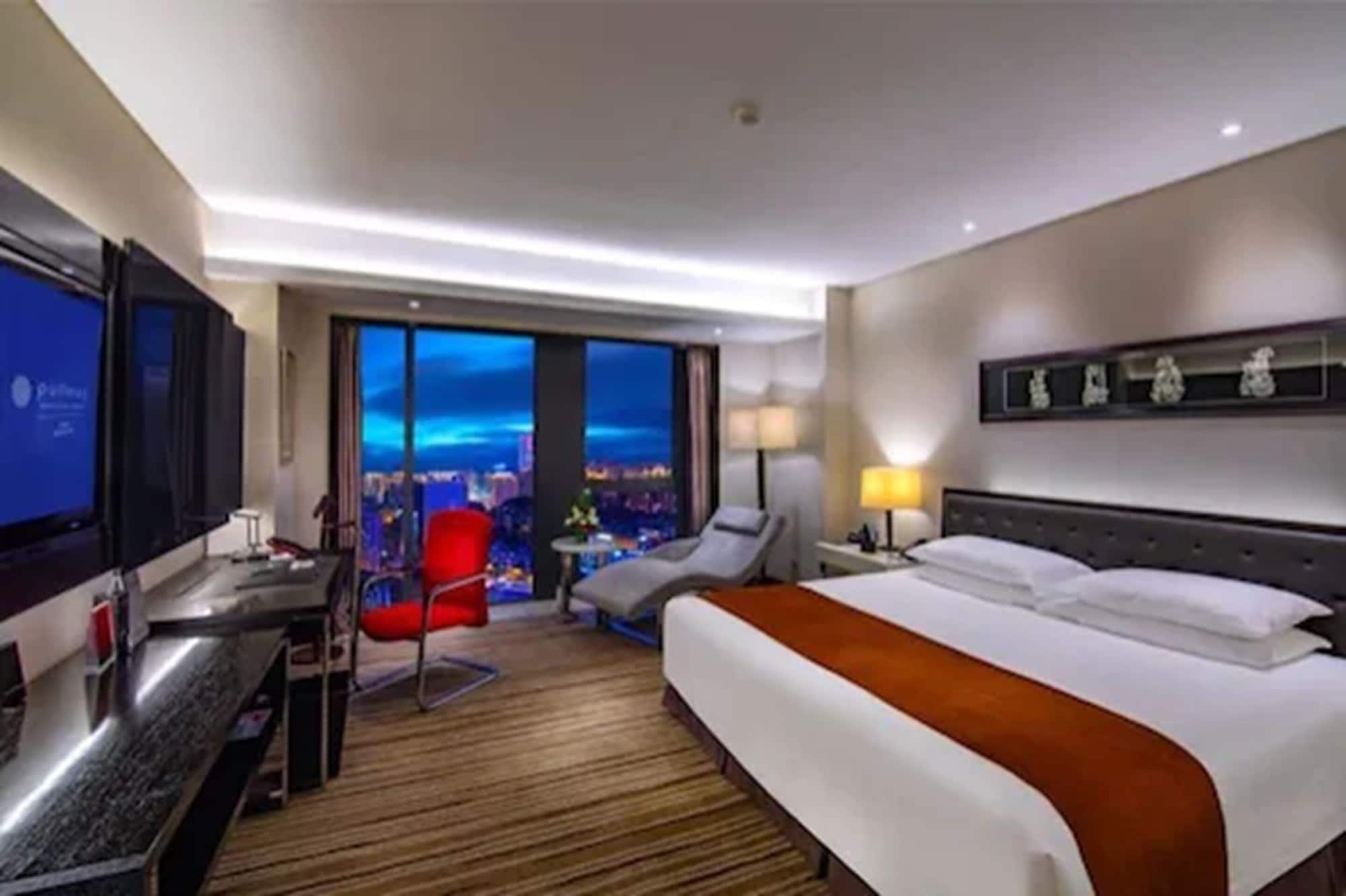 DELUXE, KING BED