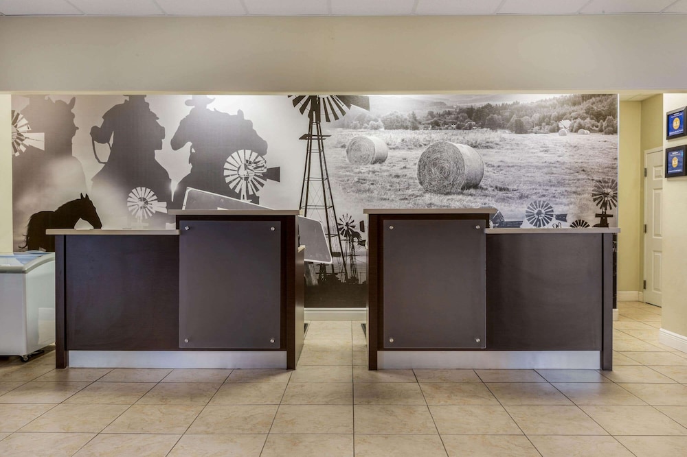 La Quinta Inn & Suites by Wyndham Angleton 5/50