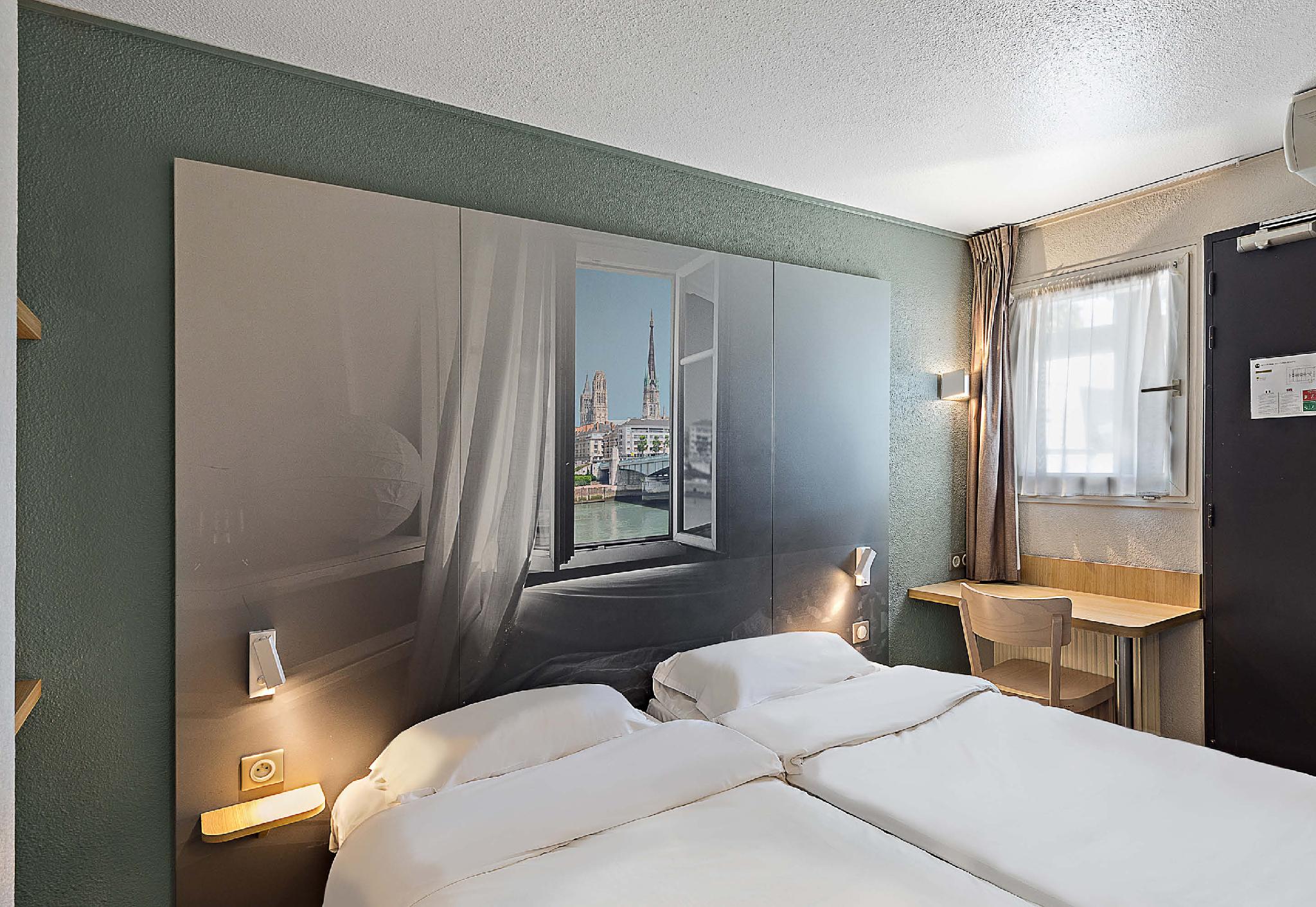 ROOM, QUADRUPLE