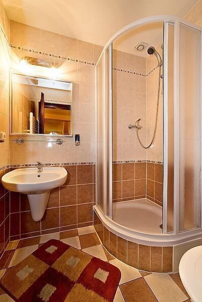 ROOM, DOUBLE OR TWIN BED