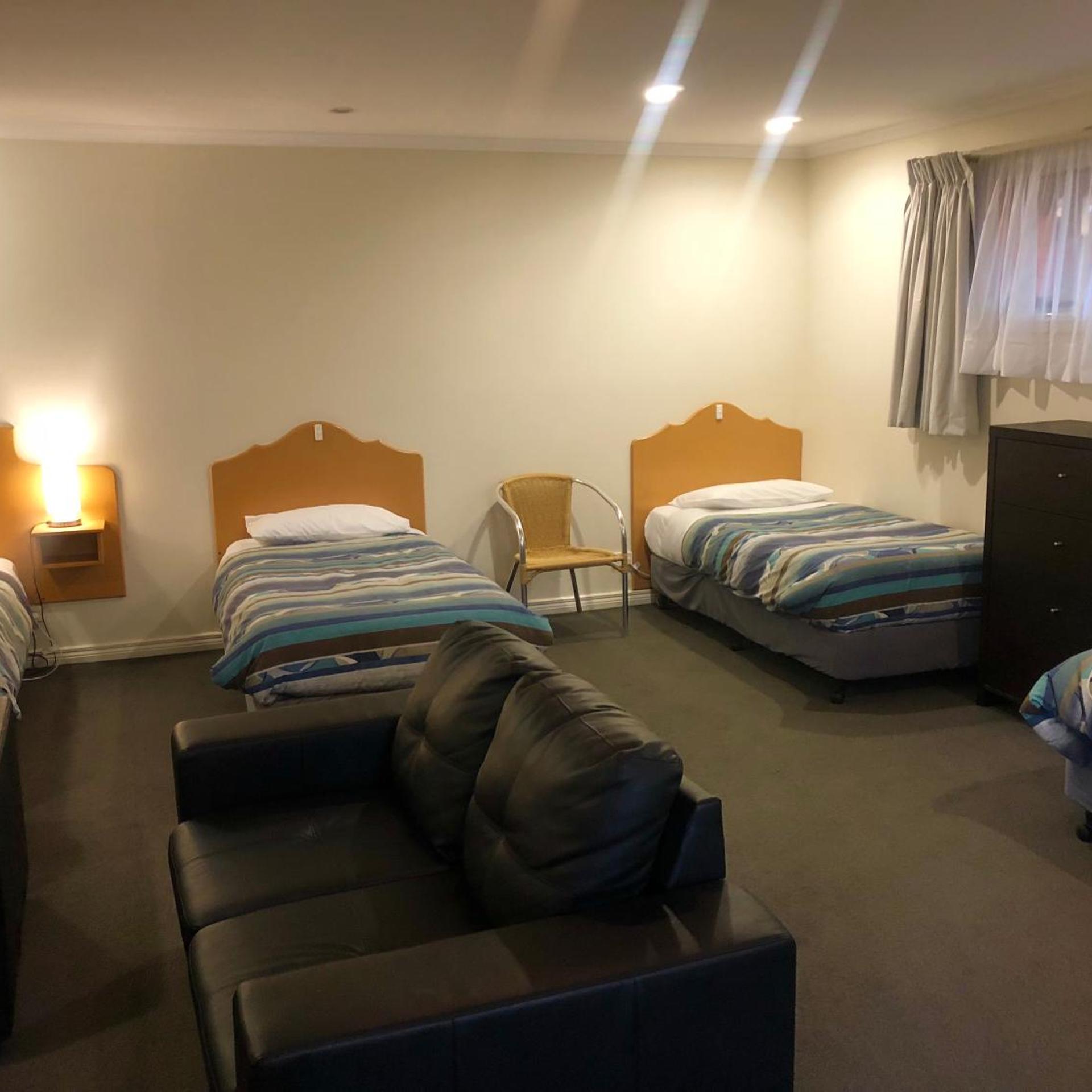 SHEFFIELD MOTOR INN 20/43