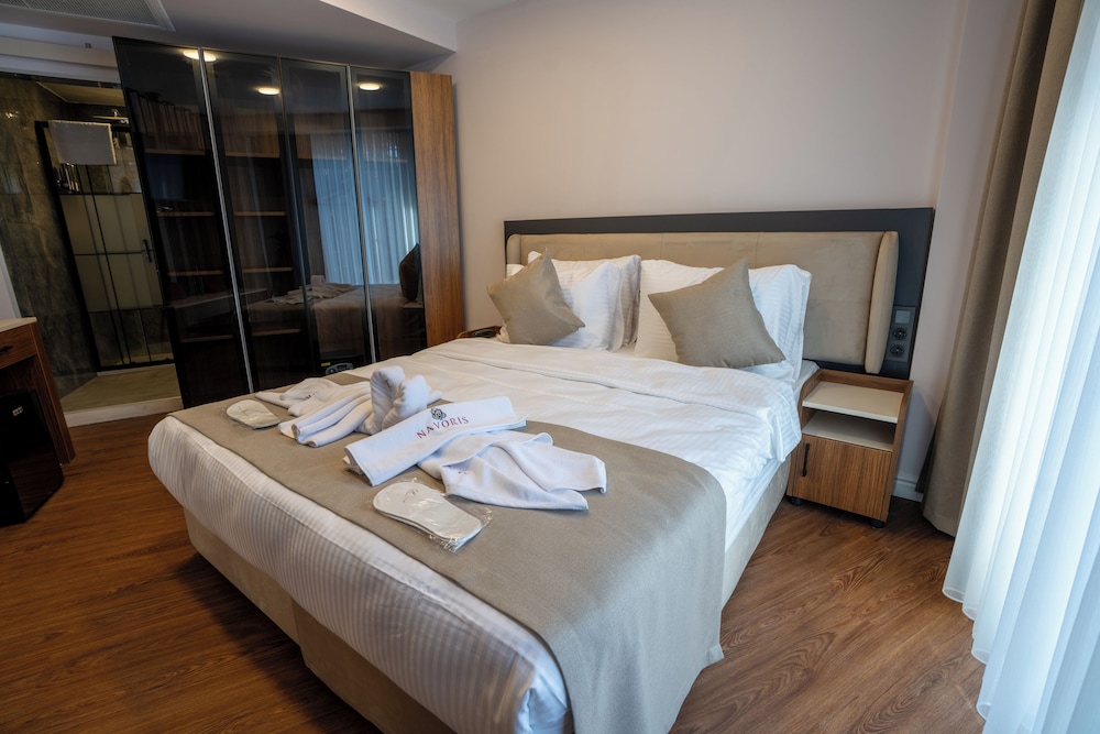 DELUXE, KING BED, CITY VIEW
