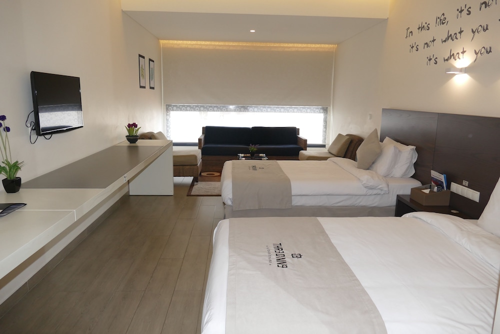 Three O Nine Hotel 10/50