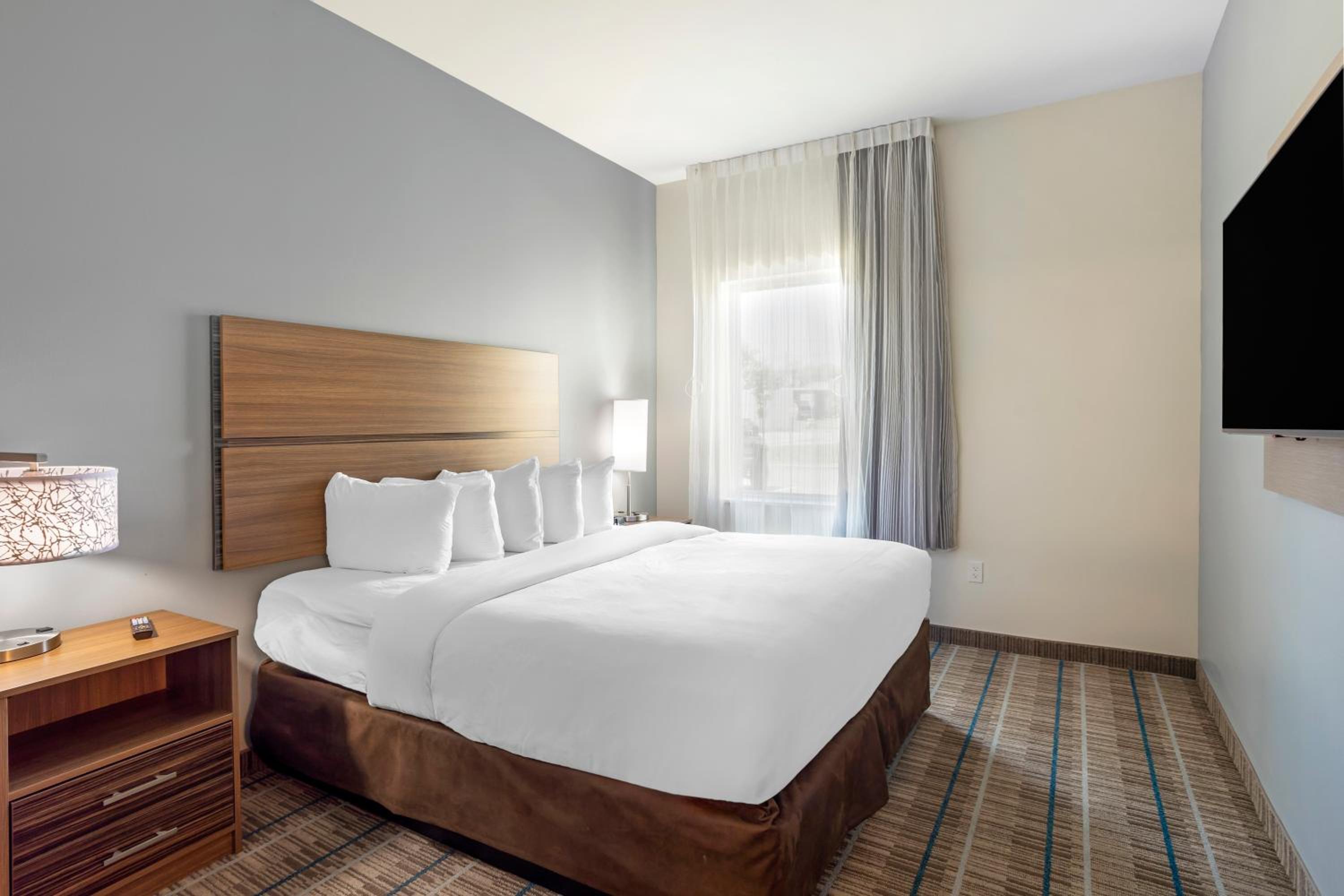 Efficiency, Suite, King Bed, Living Area, Accessible، MainStay Suites North Central York 2/6