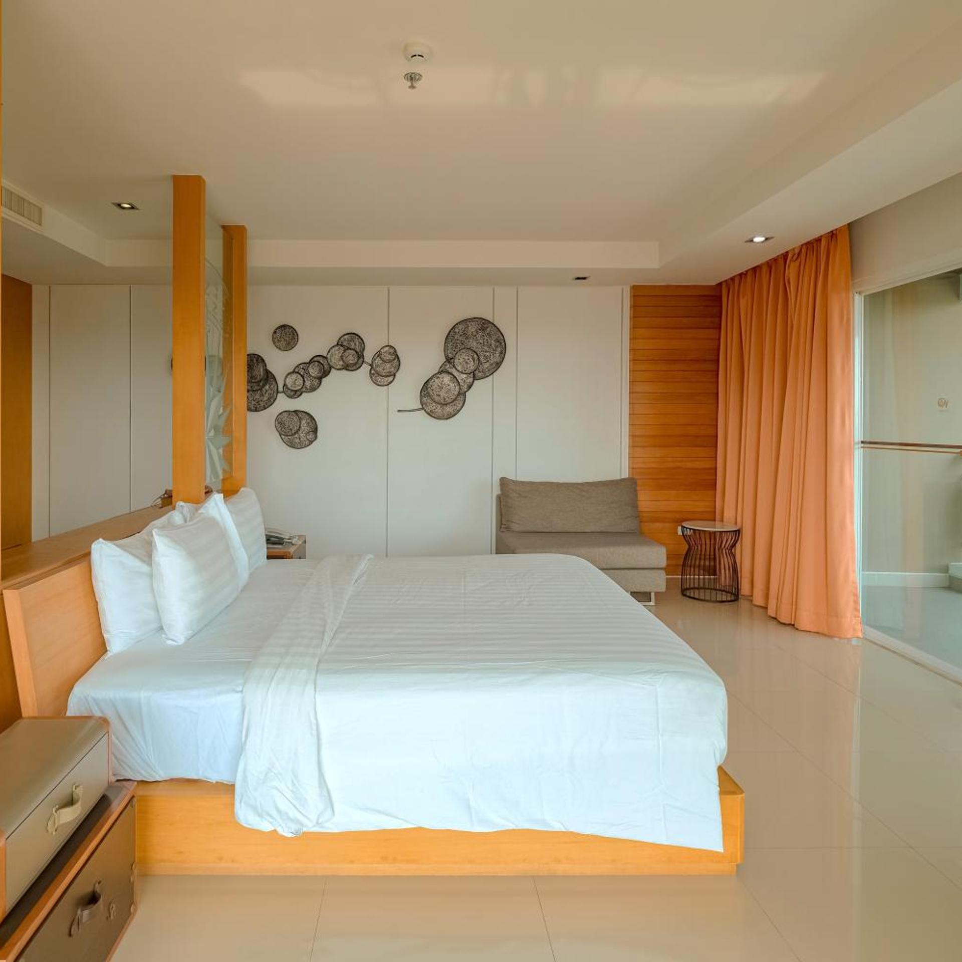 Suite, King Bed, North Wing