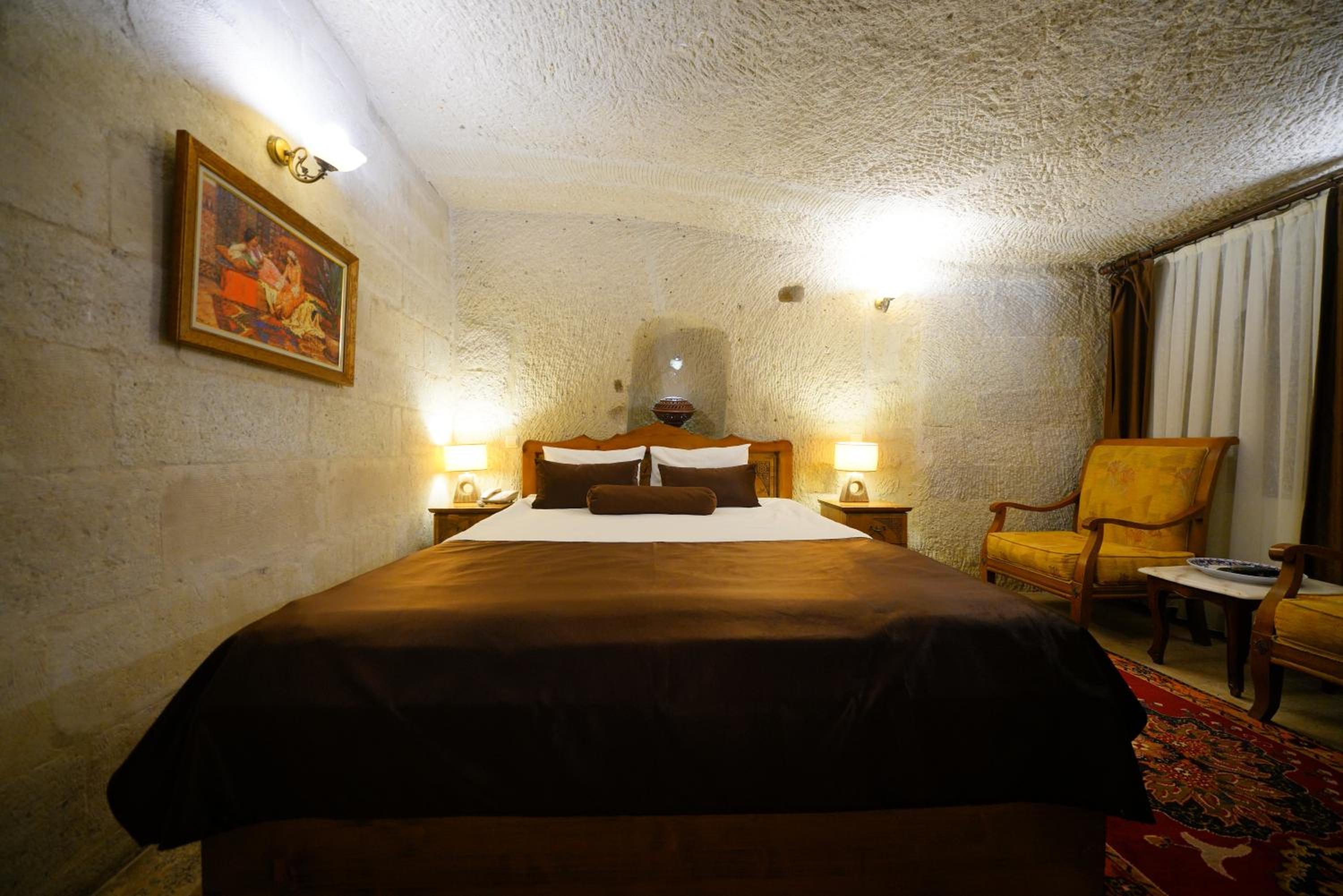 Cave, Superior, Harman Cave Hotel 5/8