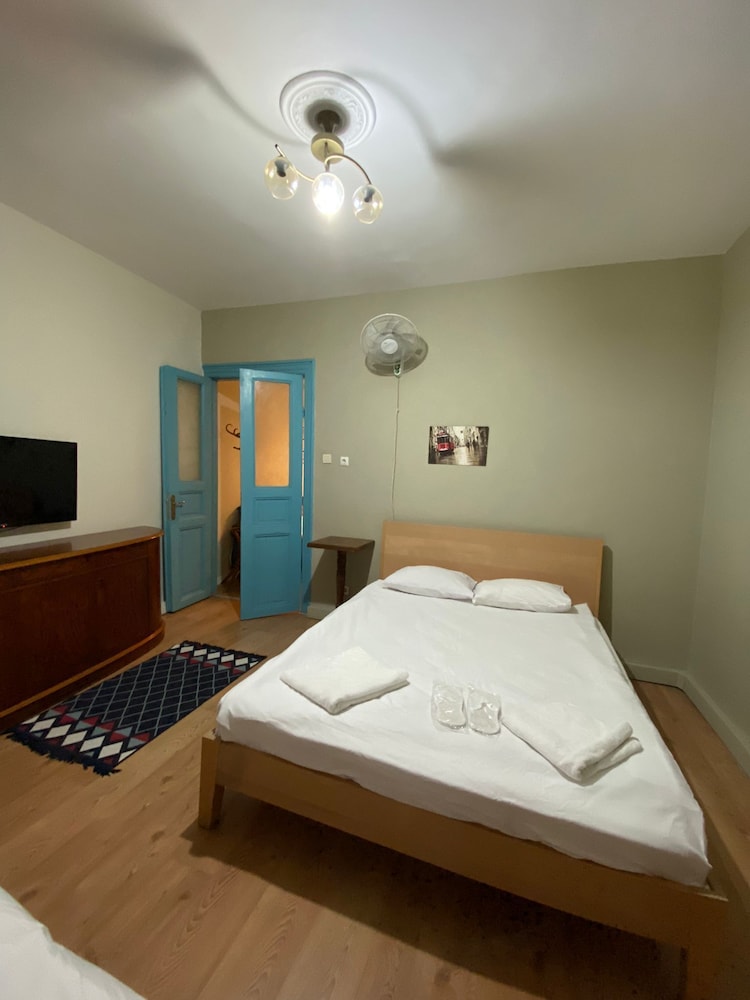 Rodin Hostel 12/44