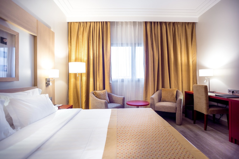 Golden Tulip Le Diplomate Cotonou 16/72
