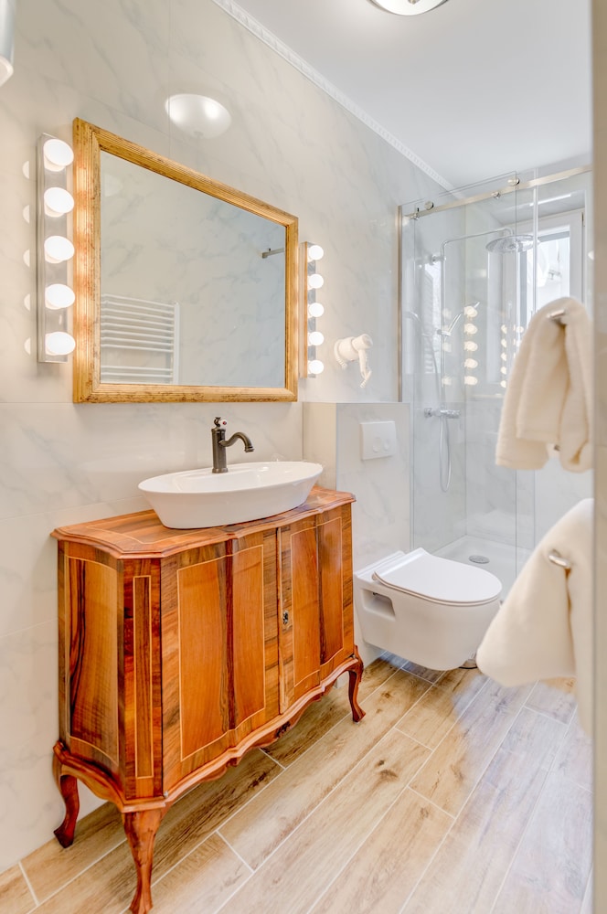 Le Monde Luxury Accommodation 3/63