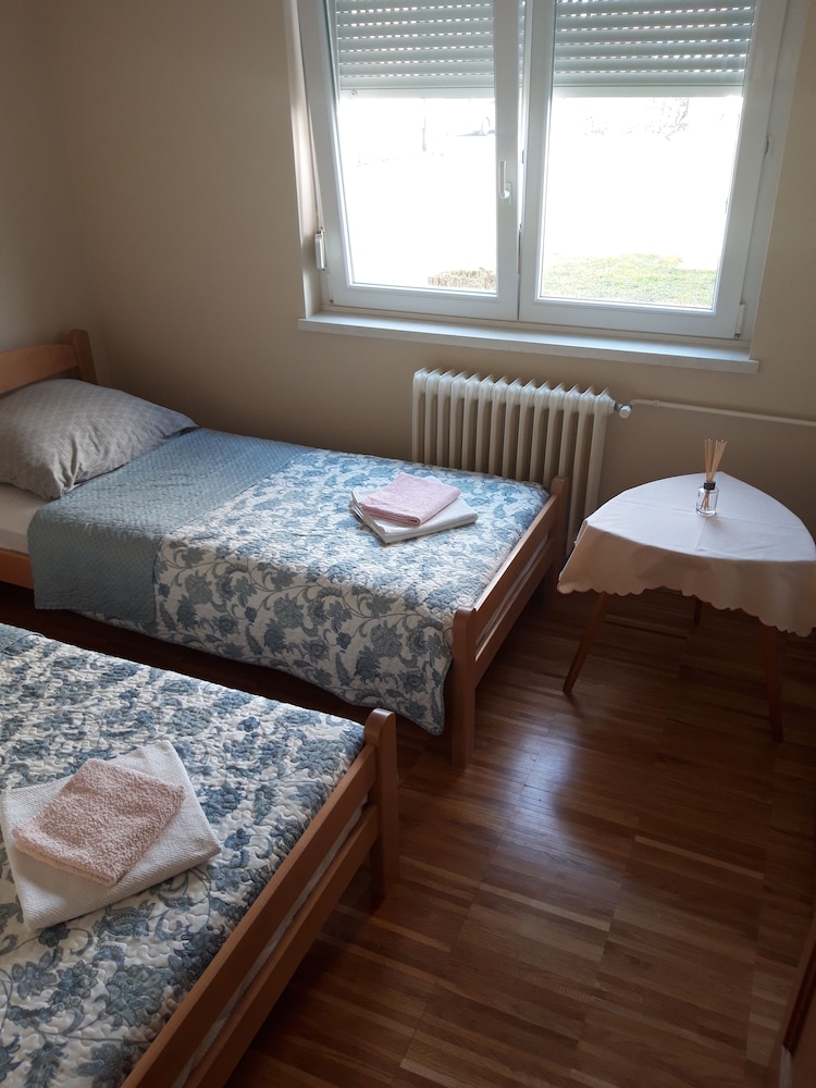 3 BEDROOMS, APARTMENT, PRIVATE BATHROOM, GARDEN AREA