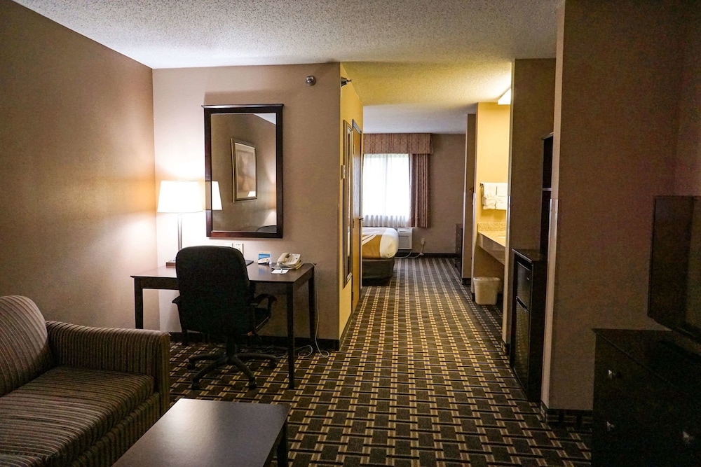 Quality Inn Suites Watertown 14/23
