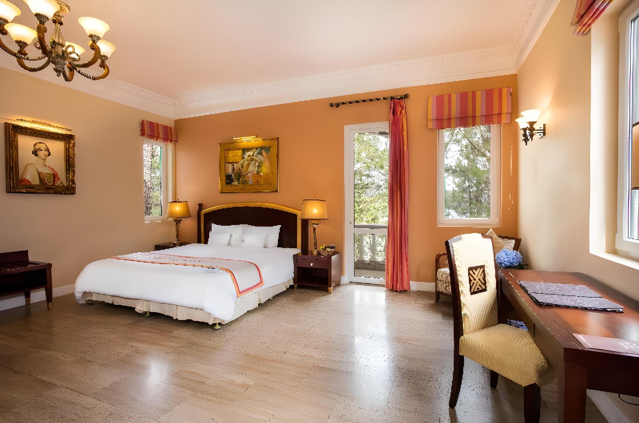 Luxury, Double or Twin Bed, Partial Lake View