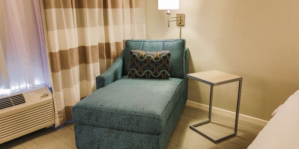 Hampton Inn Suites Charlotte Ballantyne Nc 34/74