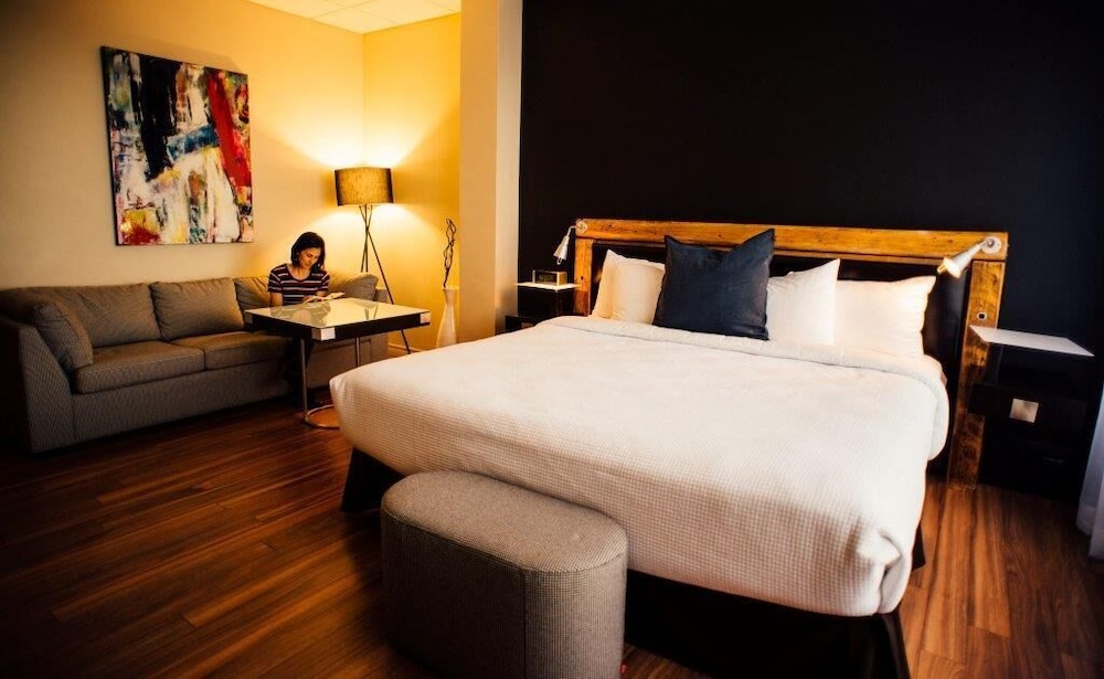 Hotel Chicoutimi 8/55