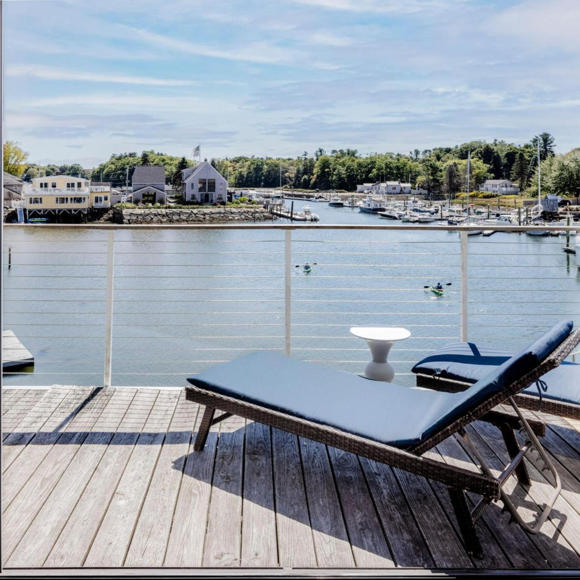 The Boathouse Waterfront Hotel 47/55