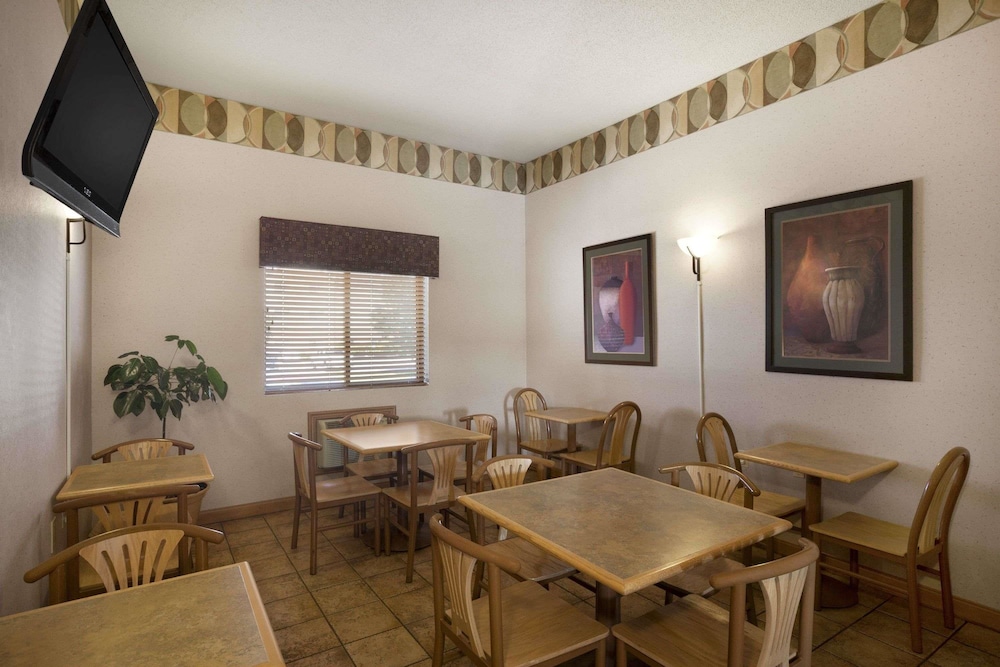 Super 8 by Wyndham Collinsville St. Louis 10/15