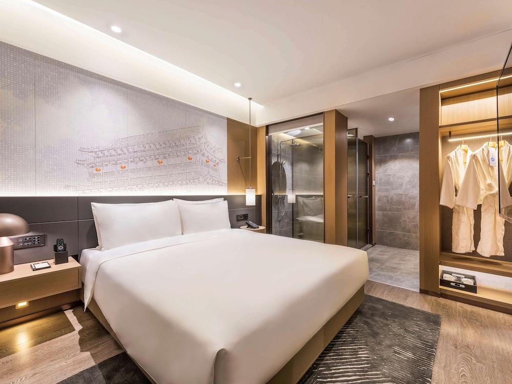 PRIVILEGE, KING BED