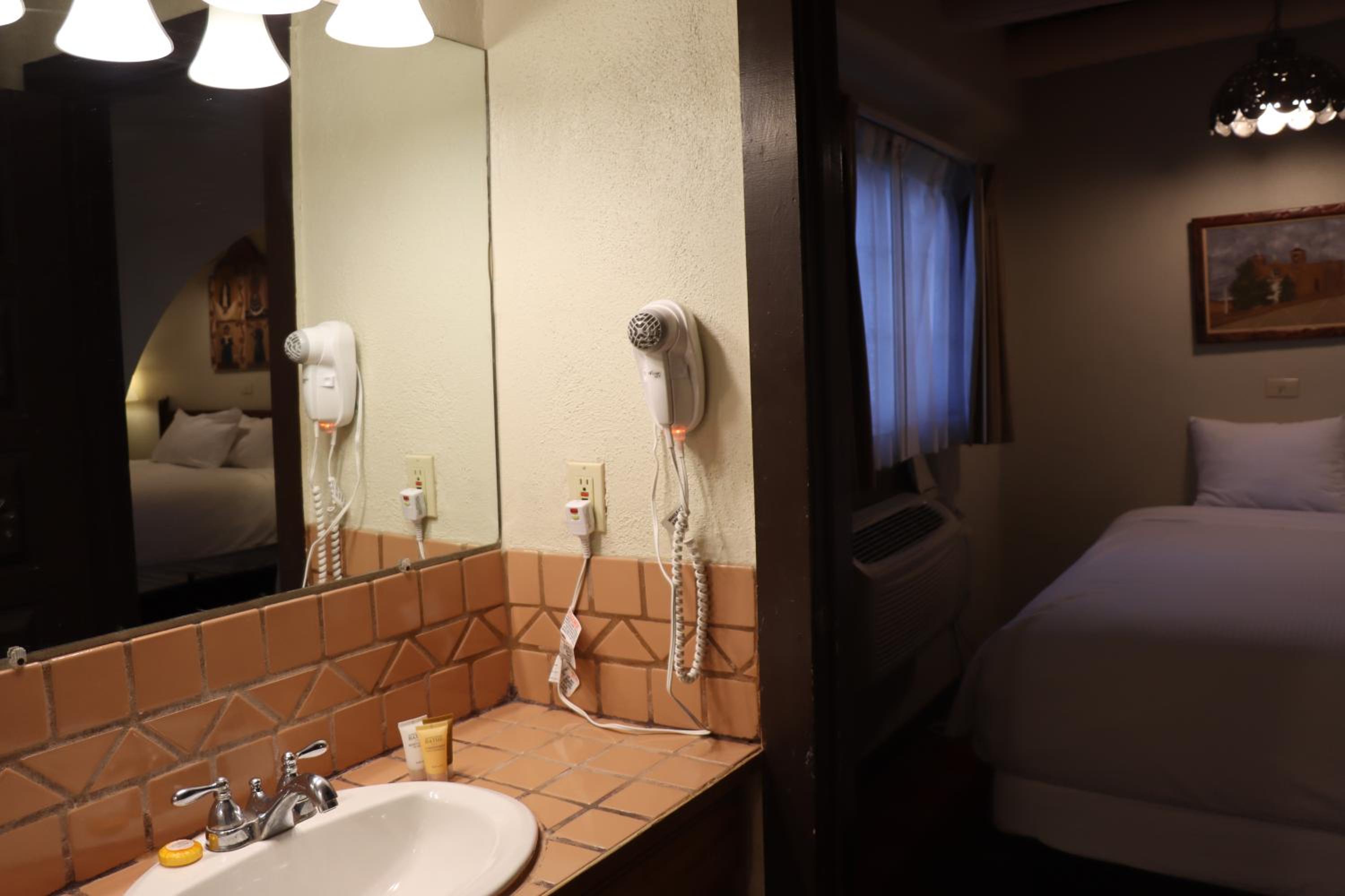 Room, Queen Bed, Sagebrush Inn Suites 8/8