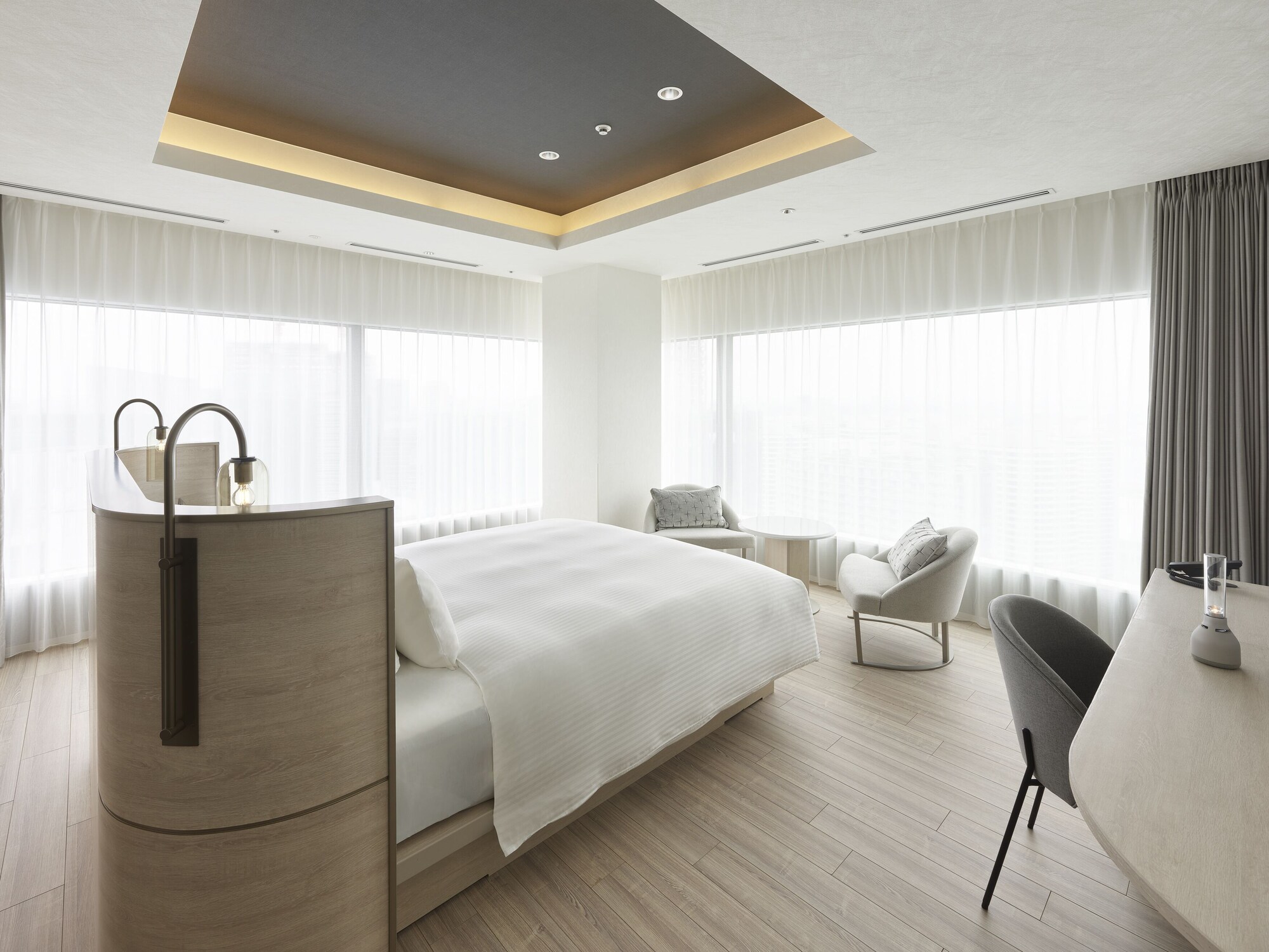 EXECUTIVE, KING BED, CORNER
