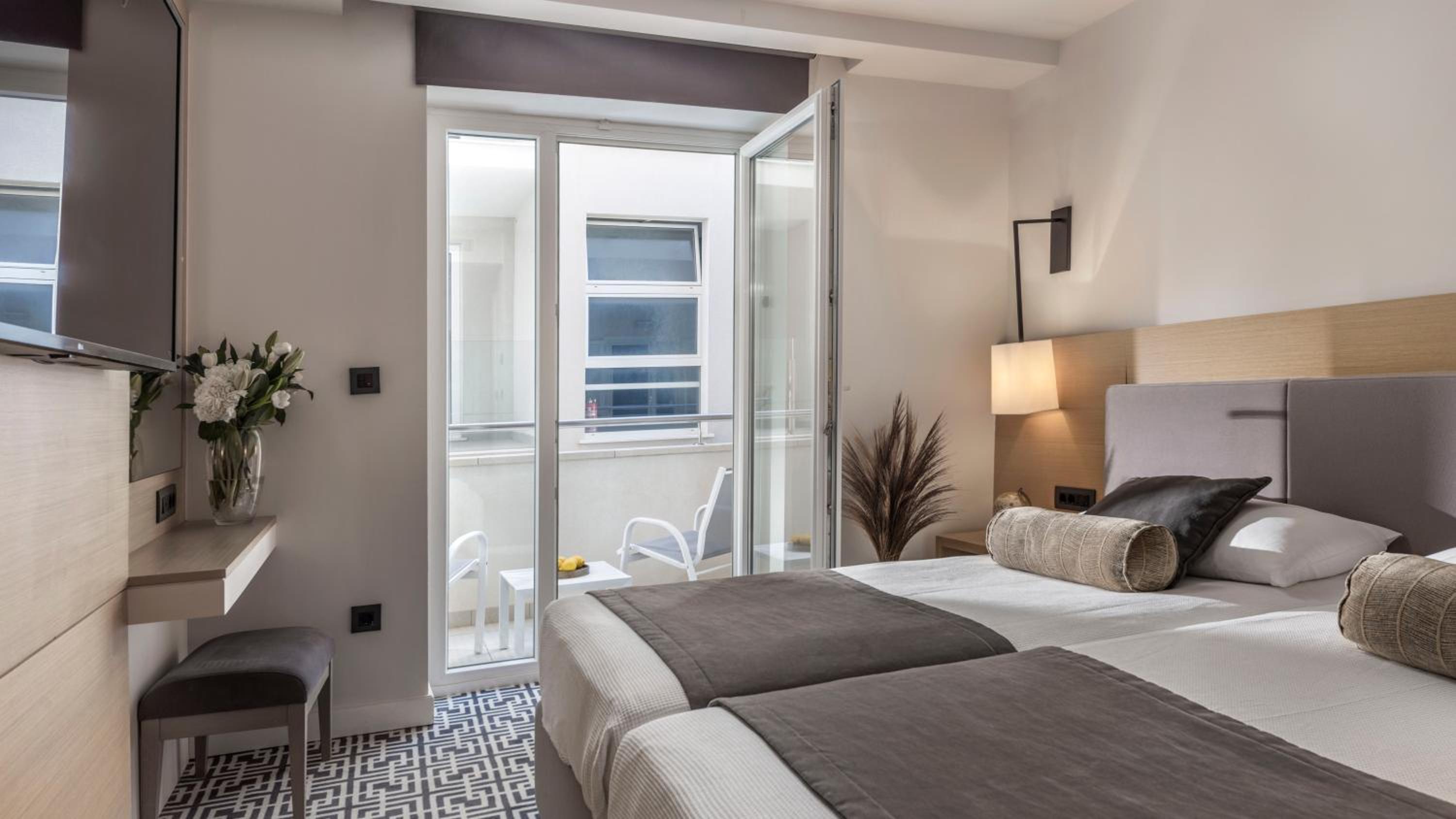 غرفة كلاسيكية بسرير كينج بشرفة