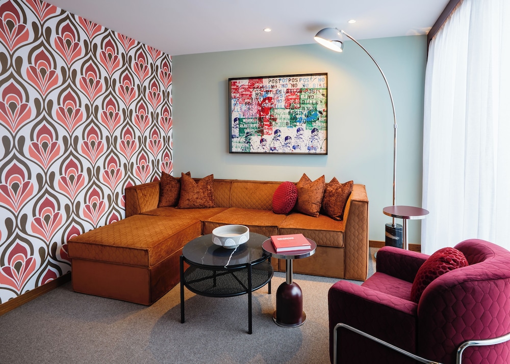 GROOVY, SUITE, KING BED