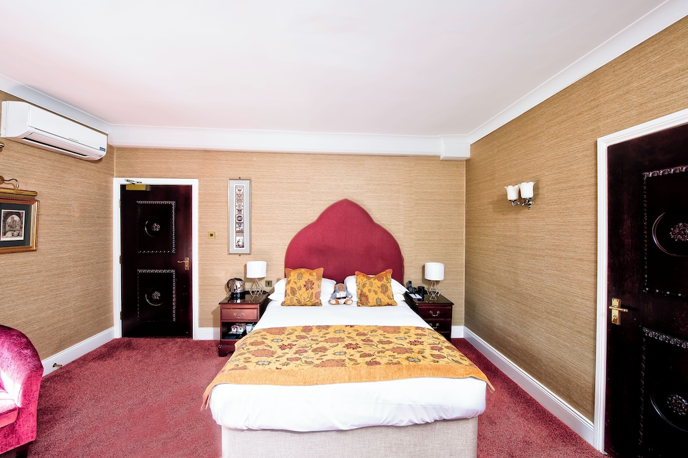 Classic, Double Bed, Langley Castle Hotel 2/5