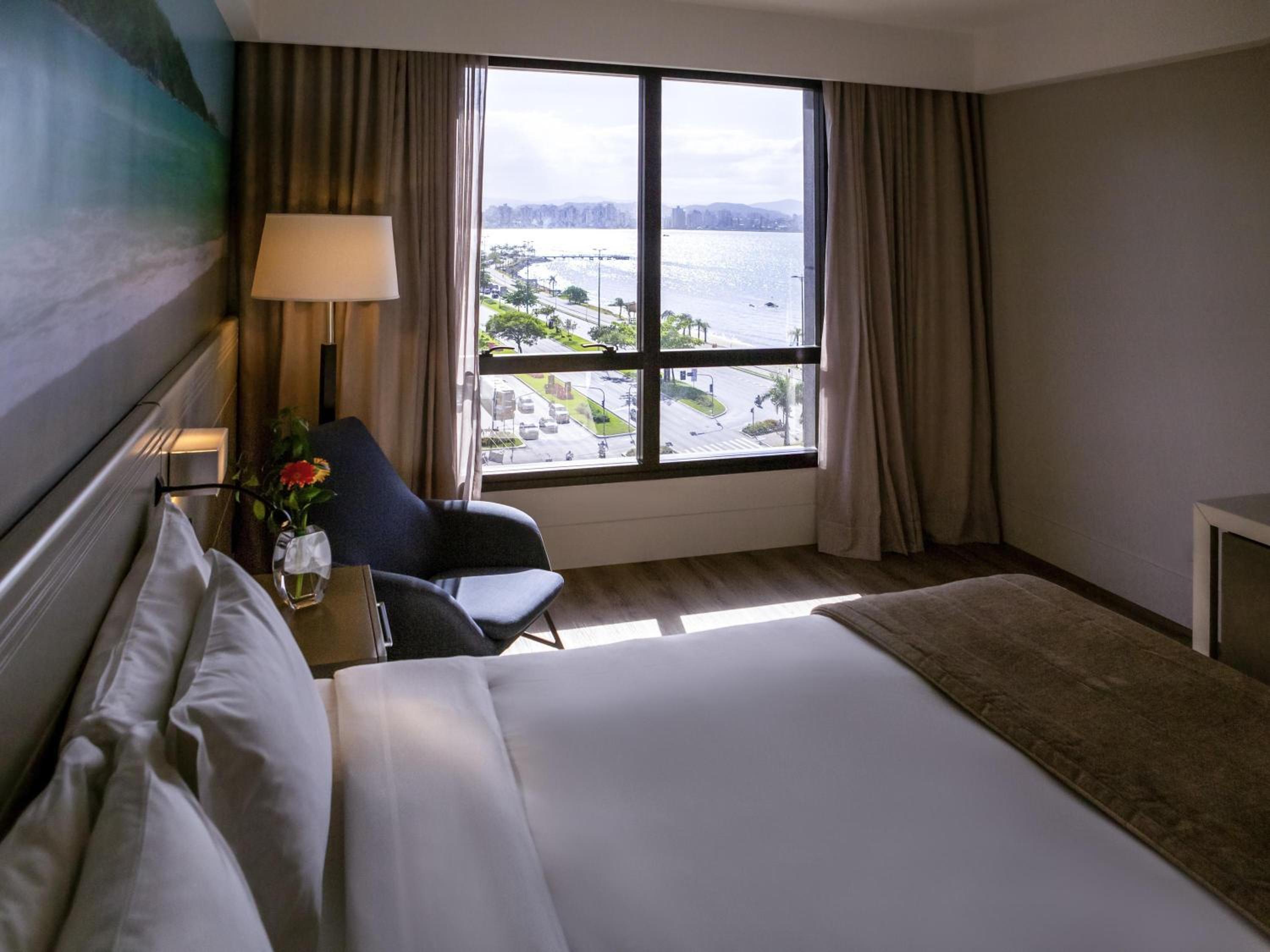 Superior, King Bed, Partial Ocean View