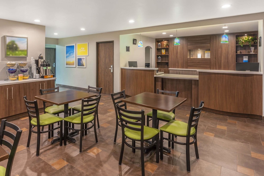 Days Inn & Suites by Wyndham East Flagstaff 28/36