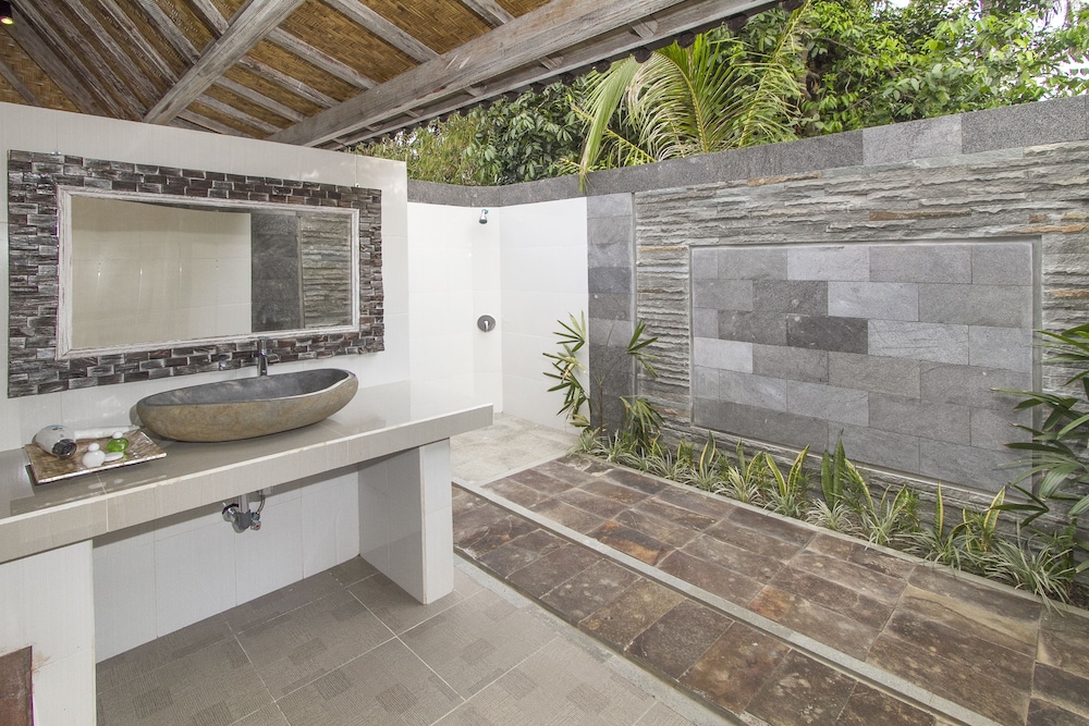 The Palm Grove 18/48