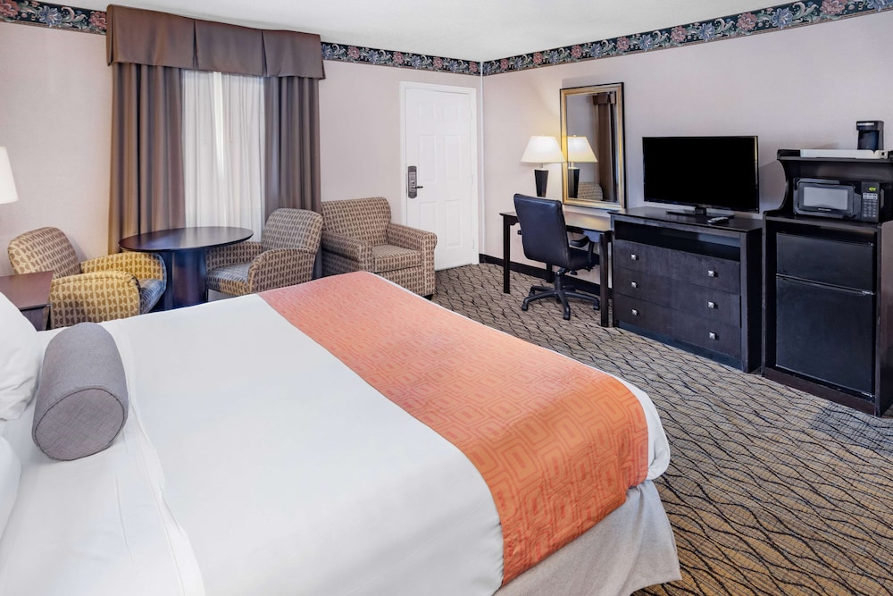 Room, Double Bed, Accessible, Howard Johnson by Wyndham Lenox 2/4