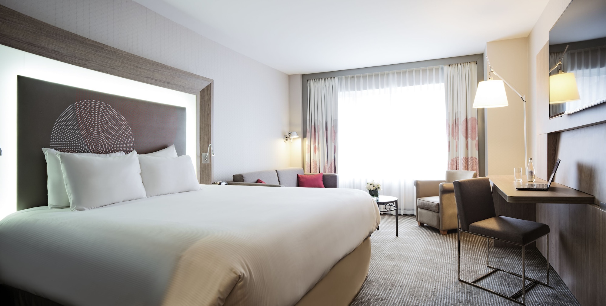 EXECUTIVE, KING BED