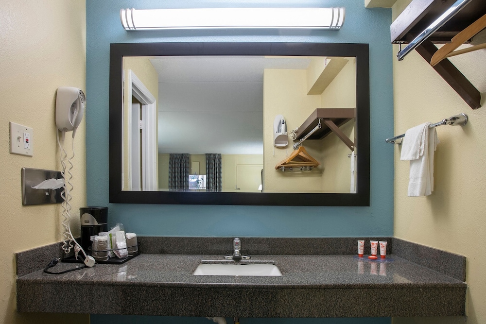 OYO Hotel Knoxville TN Cedar Bluff I-40 21/21
